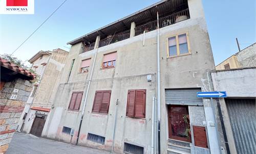 Immobile di circa 150 mq con piccolo cortile e garage