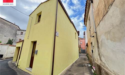 Casa completamente ristrutturata, pari al nuovo, con cortile e posti auto