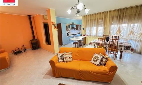 Immobile molto bello con terrazzo, mansarda e posti auto