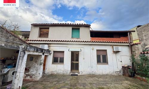 Casa di circa 130 mq con cortile, orto e diversi posti auto