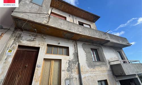 Casa di circa 150 mq con piccolo cortile con due posti auto scoperti