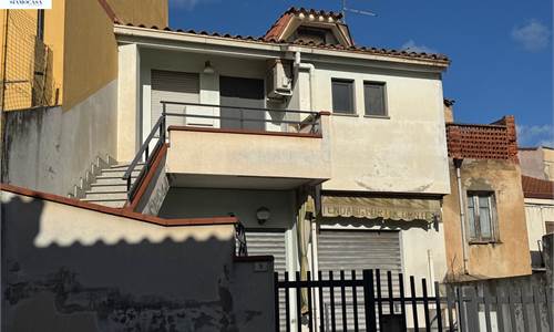 Casa con appartamento e locale commerciale con box auto