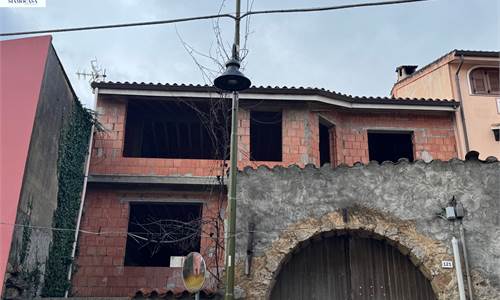 Casa in costruzione con box e giardino (possibilità di creare 2 alloggi)