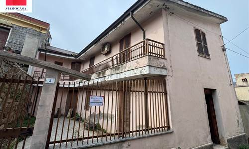 Casa di ampia metratura con giardino, cortile e posti auto