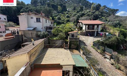 Casa di circa 250 mq, in buono stato, con ampio giardino e frutteto con pozzo