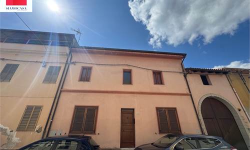 Casa di circa 250 mq, in buono stato, con ampio giardino e frutteto con pozzo