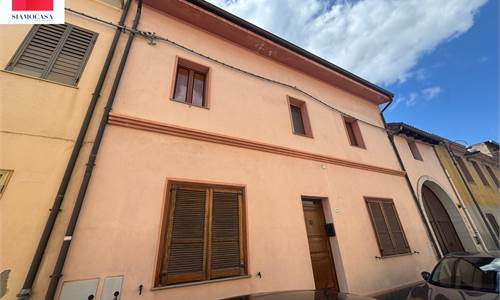 Casa di circa 250 mq, in buono stato, con ampio giardino e frutteto con pozzo