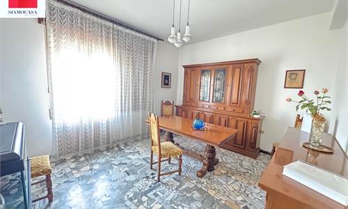 Appartamento con cucina, soggiorno e 4 camere da letto