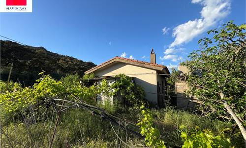 Casetta adibita a ricovero attrezzi con 1700 mq di terreno agricolo