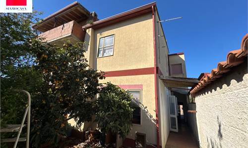 Casa di circa 200 mq con ampio giardino e posto auto