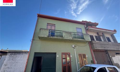 Casa di circa 200 mq con ampio giardino e posto auto