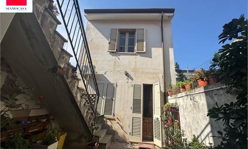 Casa di circa 150 mq con piccolo cortile interno