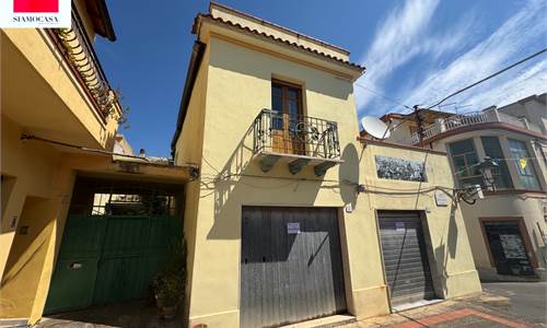 Locale commerciale di circa 75 mq con vetrina sulla piazza princiapale del paese