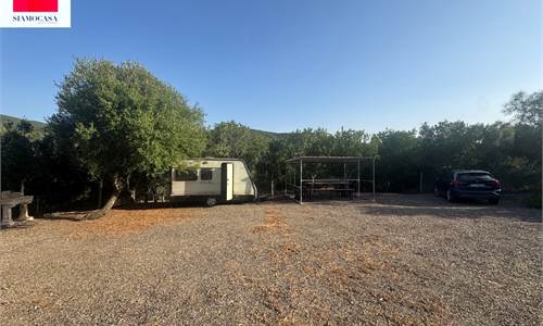 Terreno di 800 mq con acqua, corrente e roulotte 