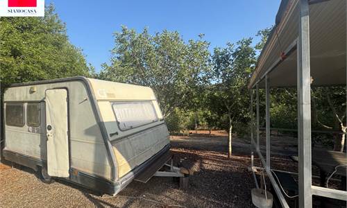 Terreno di 800 mq con acqua, corrente e roulotte 
