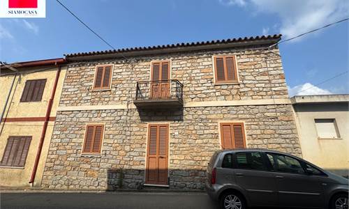 Casa di 200 mq con ampio giardino e posti auto
