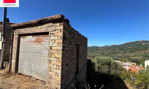 Ampio box auto com terreno edificabile di circa 250 mq